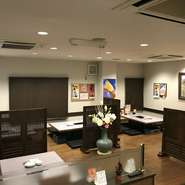 広々座敷でゆっくりお食事かできます。
店舗前には公園があり時間潰しする子もいます。
最後はお楽しみお宝箱の抽選で大満足！