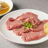 上質な舌元肉が使われており、すごく柔らかいのが特徴。他と違って丸くないのですが、それはスジなどの硬いところを手作業で丁寧に外しているためだそうです。【まる味】へ来たら、是非とも味わいたい逸品。
