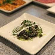 牛の胃の部分を野菜と和えた一品。