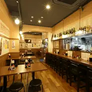 2017年オープンの店は広々して居心地のいい空間です。上野で軽く一杯飲みたいとき、仲間とゆっくり話し込める店を探しているとき、二次会など、あらゆる機会に利用しやすい居酒屋です。