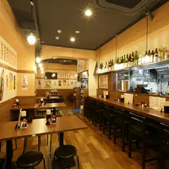 女性お一人様も歓迎！清潔感のある明るい店内