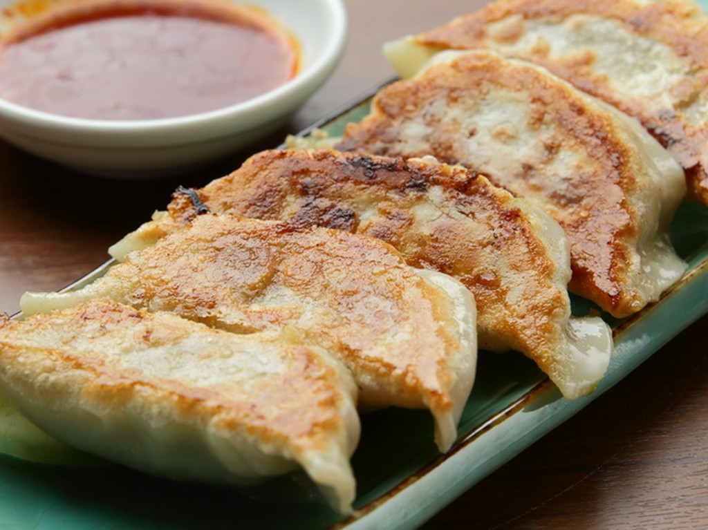 当店自慢の肉汁あふれるジューシー自家製 鶏餃子（5個）