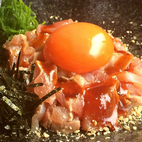 厳選素材を使用した鮮度抜群◎鶏モモユッケ