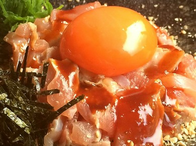 厳選素材を使用した鮮度抜群◎鶏モモユッケ