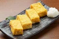 当店の玉子焼きは、お酒に合うよう砂糖を控えめにして、シンプルな塩味で仕上げています。出汁の旨味と卵の甘味を味わってください。