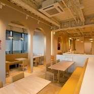 店内は、天井が高く広々とした空間です。座席はゆったりしたソファーを使用したテーブル席のほか、プライベート空間が確保できる完全個室も完備。利用時は事前のご確認を！