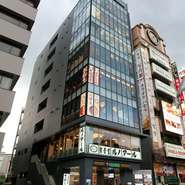 お店は地上７階でガラス越しの席もあります。最高のロケーションで食事を楽し無ことも可能。大切な人とのデートなどに利用する場合は、事前に予約が必要なのでぜひご確認を。