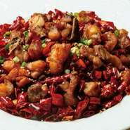 発祥の歌楽山では鶏一羽まるごとをブツ切りにしますが、当店では美味しいモモ肉を本場重慶と同じように仕上げてマス。本物をぜひお楽しみ下さい！