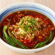 四川の独自の辛味が効いた特製スープが麺によく絡んだ人気の一品。辛さの中に旨味もあり、このバランスがマッチングしていて何ともいえない味わい。一度食べるとクセになるメニューです。