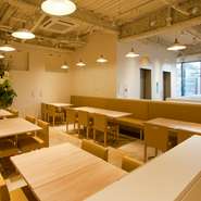 店内は、天井も高く広々とした空間になっており、落ち着いた雰囲気で食事やお酒が楽しめます。また、人の目が気になる場合や宴会のときなどは、あらかじめ予約が必要ですが個室の利用も可能です。