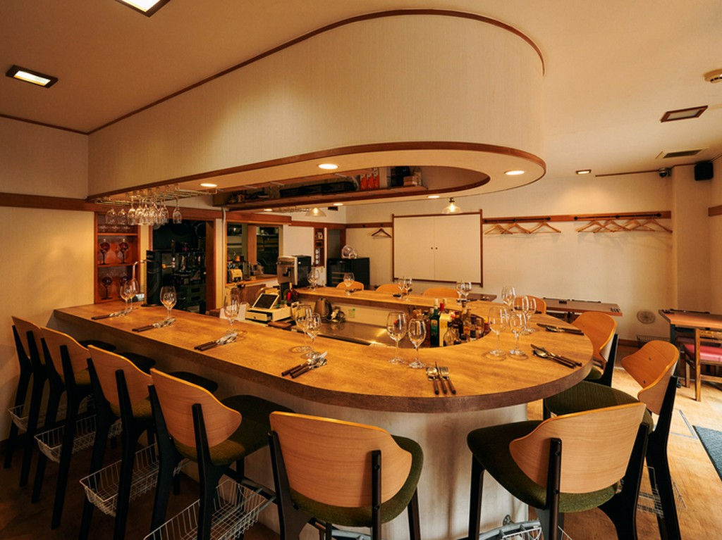 広々としたカウンター席を用意し、お1人さまでも利用しやすい