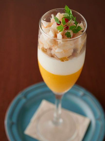 シャンパンや泡に合わせたい前菜『人参とカマンベールチーズのムース ズワイガニと帆立のカクテル』