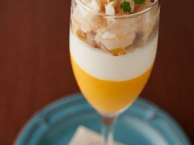 シャンパンや泡に合わせたい前菜『人参とカマンベールチーズのムース　ズワイガニと帆立のカクテル』