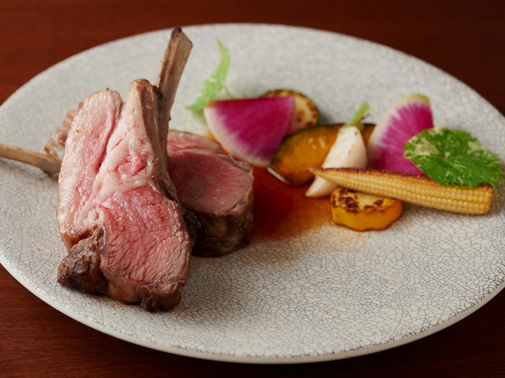 美しいロゼ色と柔らかい食感が印象的な『仔羊のロティ』