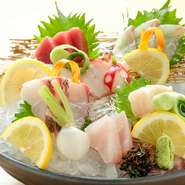 オーナーの山崎氏が厳選して仕入れた最旬の鮮魚をお造りに。写真は本マグロ以外は三陸で水揚げされたホタテ、タコ、タイ、ヒラメ。一人前2000円より、季節、仕入れの状況で内容が異なります。