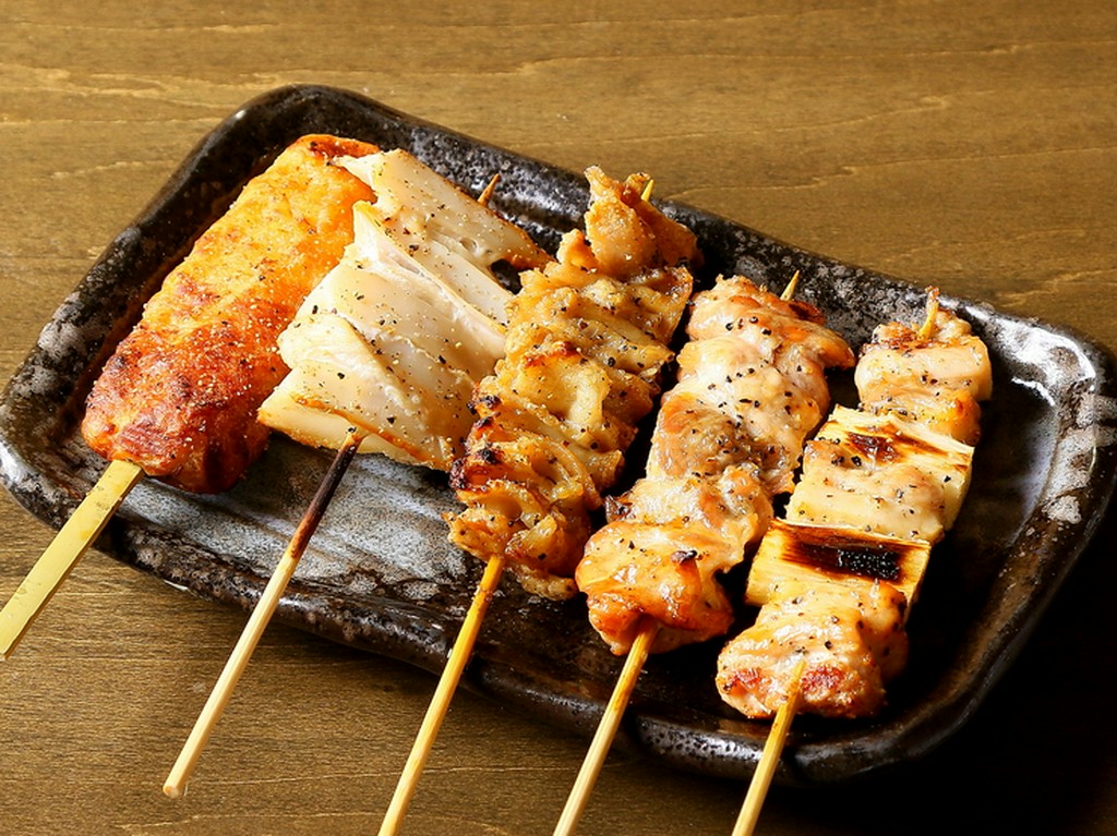 毎日仕入れる新鮮な素材の旨さが凝縮した『けんちゃんの炭火焼鳥』