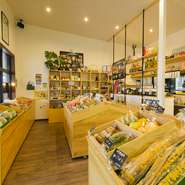 ニコちゃんマークが目印の農家直営型レストラン。自社農園で採れた新鮮な野菜をたっぷりと使ったメニューが自慢です。店内にはショップもあり、新鮮野菜の販売も行っています。