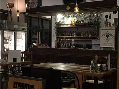 お昼はカフェとして、夜はダイニングバーとして楽しめる