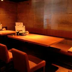和食で腕を磨いた料理人兼店長がつくる料理と、豊富な酒に酔う