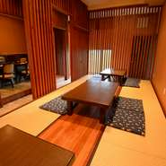 畳みと木のぬくもりを感じる座敷があるので、ゆるりと酒肴を楽しめます。気の置けない仲間と語らう、寛ぎのひと時を過ごせば絆が深まりそう。テーブルを寄せることもできるのでちょっとした宴会にも最適です。