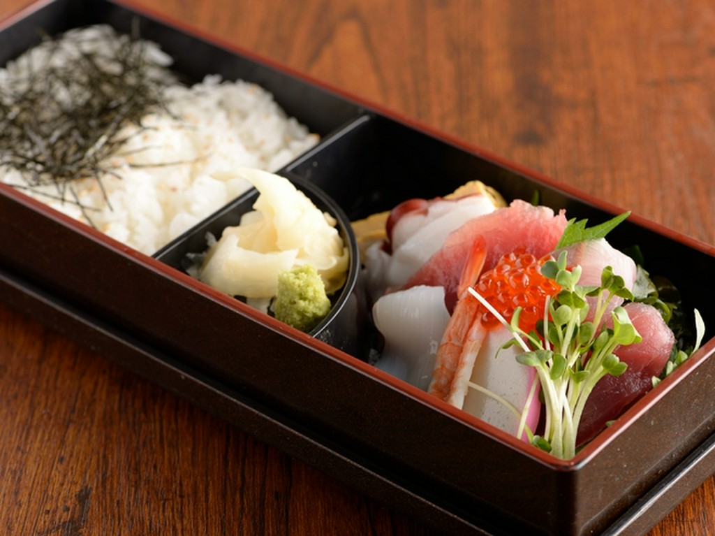 地元産のお米と新鮮な魚介をたっぷり味わう『大将ちらし』