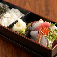 毎日市場で仕入れた旬の海鮮と地元産のお米を炊いた酢飯がよく合います。まぐろ・いか・たこ・えび・いくら・白身魚など、7～8種類の旬のネタを楽しめる名物料理です。厚焼きの玉子の優しい甘さにホッとします。