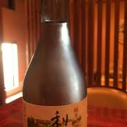 群馬県千代田町の「山川酒造」さんの純米酒です。酒造元へ行き仕入れた味をお楽しみください
