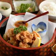 メインのおかずに茶碗蒸し・小鉢・サラダ・香の物・ご飯・味噌汁がついたお得なセット。唐揚げのほか、とんかつや焼き魚、丼ものなど10種類もあるので毎日通っても飽きません。※写真は唐揚げセットです