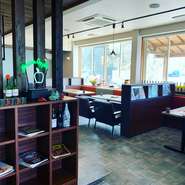 なんといっても【ポルト】は店内がオシャレ。店主がサーフィンや海が好きなことから、浜辺や涼しさを感じることが出来る雑貨が所狭しと並べられています。落ち着いた雰囲気で、老若男女に人気のイタリア料理店です。