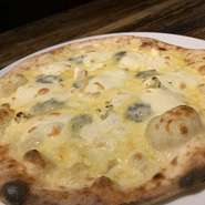 4種類のチーズを使ったピッツァに蜂蜜を添えて