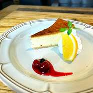チーズをふんだんに使って焼き上げたチーズケーキは濃厚でチーズ好きな方にもきっとご満足いただける逸品です。