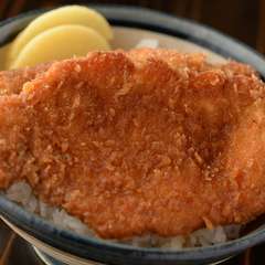 サクサク感を残しつつジュワっとした食感の『わらじカツ丼』