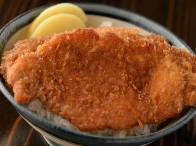 サクサク感を残しつつジュワっとした食感の『わらじカツ丼』