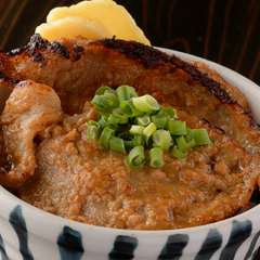 味噌の香りが香ばしい！男性人気抜群の『豚みそ丼』