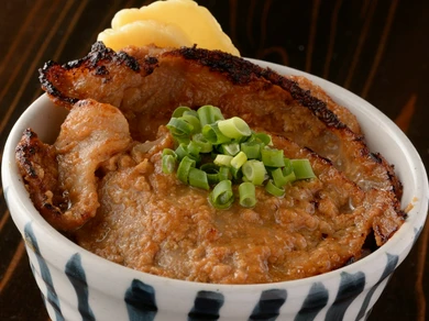 味噌の香りが香ばしい！男性人気抜群の『豚みそ丼』