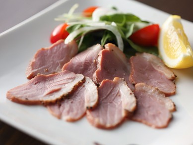 お腹が膨れていても食べたくなる人気のメニュー『合鴨のロース』