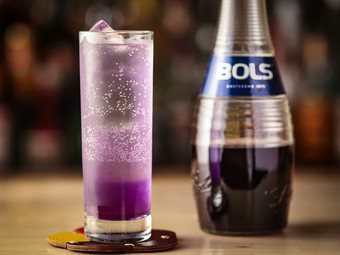 すみれ色が素敵な夜をさらにグレードアップ『バイオレットフィズ』