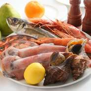 シェフ自身が目利きした確かな食材だけを使用。魚介は泉佐野漁港などで、肉類は国産はじめヨーロッパ、アメリカ、ニュージーランド等から厳選仕入れしています。ジビエの時期にはキジなど野性味あふれる味覚も登場。