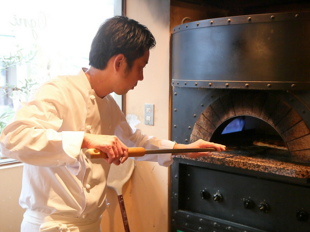 モチモチの食感がたまらない、特製窯で焼く本格ナポリピッツァ