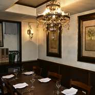 木の温もりとクラシカルなムードの中、ゆったりと落ち着いて食事ができるお店。近隣の方をはじめ、観光客も多数訪れます。英語での対応も可能なので、外国人の方も気軽に立ち寄れるトラットリアです。