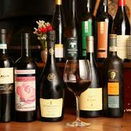 イタリア全土から幅広い産地のワインを豊富に取り揃えています。北部のピエモンテ州やロンバルディア州から、南部はシチリア州やサルディーニャ州まで、気候やぶどうの品種の違いが醸し出す味わいを飲み比べ。