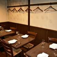 トラットリアの気軽さと、落ち着いた大人の雰囲気を併せ持つ店内。大人な雰囲気ではあるものの温かみのあるインテリアは大切な人とゆったりとした時間を過ごすのに最適です。