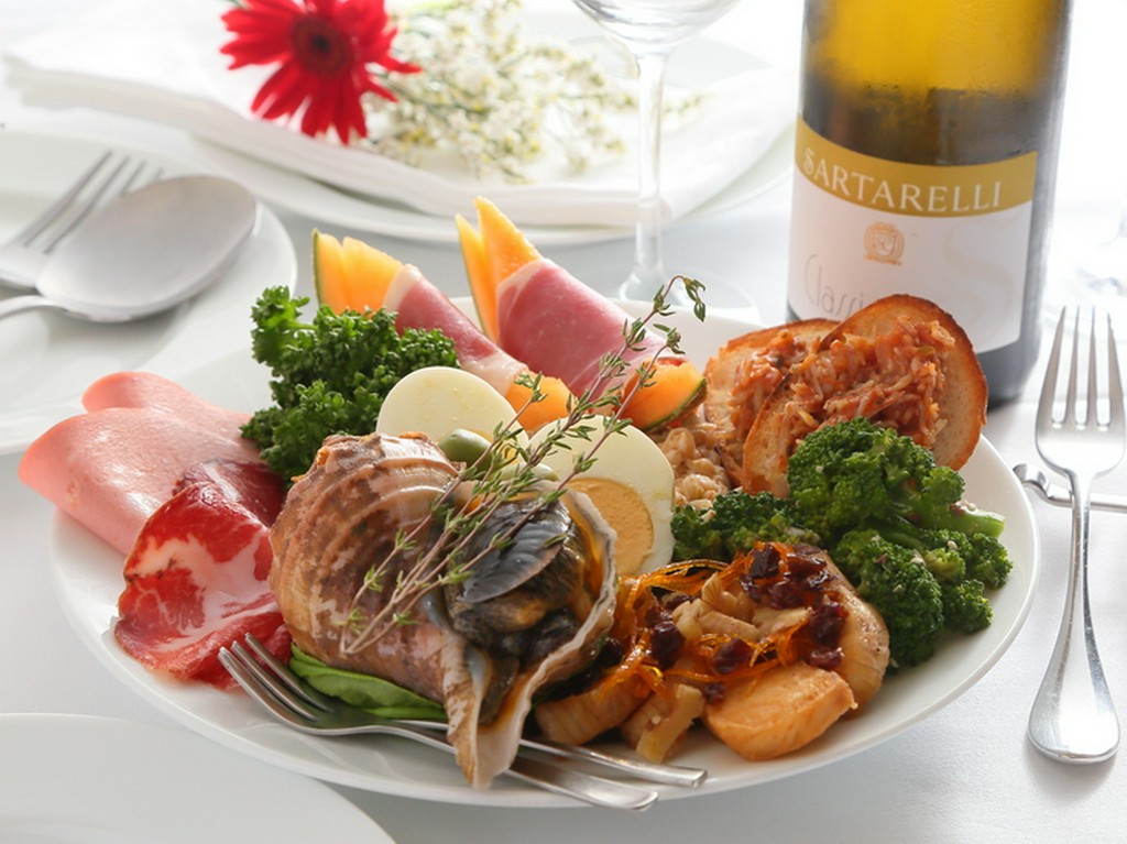 季節の味覚が盛りだくさん。食事のスタートを華やかに彩る『ベアートの前菜盛り合わせ』2人前