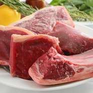 国産はじめヨーロッパ、アメリカ、ニュージーランドなどから厳選仕入れする仔羊、仔牛の肉 