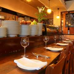 お1人でも気軽にくつろげるカウンターは5席