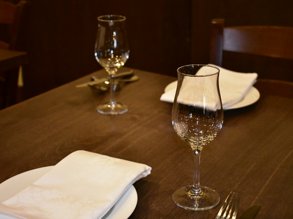 ぬくもりのある木のテーブルで雰囲気がよく、居心地の良いお店