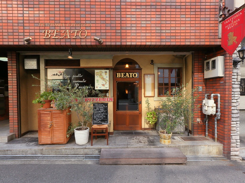 イタリアの街角を思わせるレトロでお洒落な外観