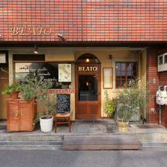 イタリアの街角を思わせるレトロでお洒落な外観