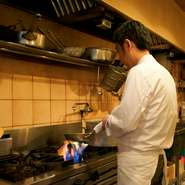 ご来店からお帰りまでをトータルでお食事の時間とし、居心地良く過ごしていただける空間づくりを心掛け。奇抜な盛り付けやサービスをせず、オーソドックスに本物を提供することをモットーとしています。