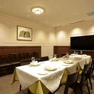 20数名迄ご利用頂ける個室も用意。大型モニターも常設し、会議やセミナー、会食や顔合わせなど様々な用途にお使い頂けます。8名以上のご利用は室料はかかりません。（お食事以外のご利用も承ります。1ｈ&yen;10000～）